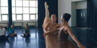 Spellbound - Verzaubert in Paris – Simone (Margherita Barbieri, l.) und Cece (Hailey Romain, r.) bei ihrem Paartanz. Nun wird sich zeigen, ob Simone ihre Angst vor der Hebefigur überwunden hat.