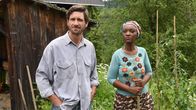 Tatort – Der Arzt Albert Reuss (Andreas Kiendl) hilft Flüchtlingen wie Nafi Diouf (Merith Britney Usifoh).