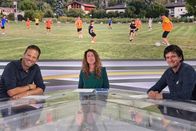 Signes – Signes Fussball verbindet: Der gehörlose Trainer Alex Minganti Das Moderationsteam dieser “Signes”-Ausgabe: Stéphane Beyeler, Carole Prekel und David Raboud Copyright: SRF/RTS