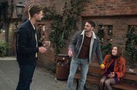 Rote Rosen – Als er an den Flamingo Club erinnert wird, hat David (Arne Rudolf, M.) eine plötzliche Eingebung. Mit Simon (Thore Lüthje, l.) und Franzi (Sofie Junker, r.)
