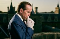 Professor T – Um nachzudenken und zur Ruhe zu kommen, zieht Professor Jasper Tempest (Ben Miller) sich aufs Dach eines Universitätsgebäudes zurück.
