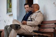 Death in Paradise – Vor einer Kirche teilt Polizeichef Selwyn Patterson (Don Warrington, r.) Detective Neville Parker (Ralf Little, l.) seine Schuldgefühle gegenüber Marvin Peters mit.