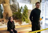 Navy CIS: L.A. – Hetty Lange (Linda Hunt, l.); Akhos Laos (Carl Beukes, r.)