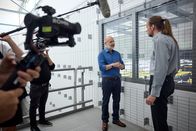 Terra X Harald Lesch – Harald Lesch (l.) fragt nach: Im Gespräch mit Prof. Björn Schuller (r.) diskutiert er die Vorteile aber auch Gefahren der Künstlichen Intelligenz.