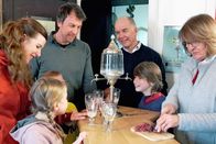 Zu Tisch ... – Die Kinder dürfen nur zuschauen: Familie Martin beim Absinth-Ritual