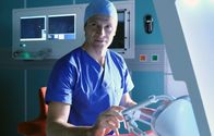 In aller Freundschaft – Dr. Martin Stein (Bernhard Bettermann) hat sich auf die Arbeit mit einem OP-Roboter spezialisieren lassen. Nun ist dieser angeschafft und Martin beginnt enthusiastisch das Training.