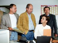 Tatort (SWR) – Kommissar Ernst Bienzle (Dietz Werner Steck, 2. von links) wurde die ehrgeizige Beamtin Hanna Mader (Sissy Höfferer) zur Seite gestellt. Doch weder er selbst noch seine Kollegen Gächter (Rüdiger wandel, li.) und Horlacher (Wolf-Dietrich Sprenger) werden mit der kühlen und etwas bürokratischen Art der Dame so recht warm.