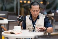 SAT.1 Reportage – Professional Vietnamese photographer using tablet computer in the cafe