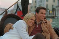 The Italian Job – Gelingt es Stella (Charlize Theron, l.) und Charlie (Mark Wahlberg, r.), ihrem Ex-Komplizen die Beute wieder abzujagen?