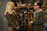 The Big Bang Theory – Noch ahnen Sheldon und Leonard (Johnny Galecki, r.) nicht, was sie mit ihrer Lüge bei Penny (Kaley Cuoco, l.) anrichten ...