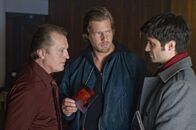 Der letzte Bulle – Die Ermittlungen führen Mick (Henning Baum, M.) und Andreas (Maximilian Grill, r.) schon bald zu dem Wettbüro von Ecki Troller (Paul Faßnacht, l.), das eigenartigerweise seit einem halben Jahr riesige Gewinne macht ...