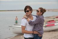 LOL – Erst betrügt ihr Freund sie mit einer anderen, dann verliebt sich Lol (Miley Cyrus, r.) ausgerechnet in ihren besten Freund Kyle (Douglas Booth, l.). Der weiß noch nichts von seinem Glück, doch auf der Klassenfahrt nach Paris - der Stadt der Liebe - soll sich das ändern ...