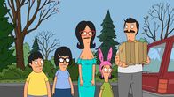 Bob's Burgers – Bob (r.), Linda (M.), Gene (l.), Louise (2.v.r.) und Tina (2.v.l.) werden an Thanksgiving zu Mr. Fischoeder eingeladen - damit dieser seinen Schwarm Shelby Schabel eifersüchtig machen kann. Doch wird das gutgehen?