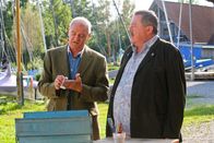 Die Rosenheim-Cops – Kommissar Hofer (Joseph Hannesschläger, r.) will herausfinden, welches Verhältnis Klaus Brandl (Michael Vogtmann, l.) zu dem Toten hatte.
