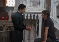 The Exorcist – Auch Henry (Alan Ruck, r.) entgeht nicht, dass seine jüngste Tochter sich seltsam verhält und sucht das Gespräch mit Pater Tomas (Alfonso Herrera, l.). Doch wird er mit den Antworten des Geistlichen zufrieden sein?