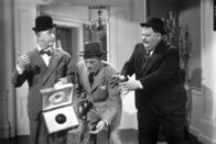 Dick und Doof - Der große Knall – L-r: Stan (Stan Laurel), Alva P. Hartley (Arthur Space), Ollie (Oliver Hardy)