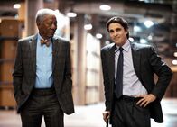 The Dark Knight Rises – Neue Waffen müssen her: Morgan Freeman als Fox, Christian Bale als Bruce Wayne