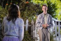 Young Sheldon – Mary Cooper (Zoe Perry, l.); Pastor Jeff Hodgkins (Matt Hobby, r.)