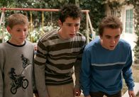 Malcolm mittendrin – v.li.: Dewey (Erik Per Sullivan), Reese (Justin Berfield), Malcolm (Frankie Muniz).