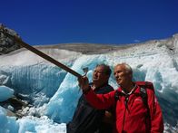 360° - Geo-Reportage – Bergführer Herbert Volken (re.) und Bauer Albert Franzen (li.) am Rande des Aletschgletschers.Zur ARTE-Sendung 360ˇ - Die Geo-Reportage: Schweiz, das Verschwinden der Gletscher 1: Bergfźhrer Herbert Volken (re.) und Bauer Albert Franzen (li.) am Rande des Aletschgletschers.