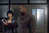 The 6th Day – Talia Elsworth (Sarah Wynter, l.); Vincent (Terry Crews, r.)