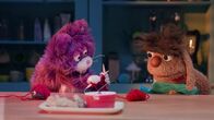 Unser Sandmännchen – MiWau versucht, sich einen Schal zu stricken, damit sie etwas Warmes zum Anziehen hat.