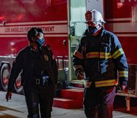 9-1-1 Notruf L.A. – L-R: Angela Bassett and Peter Krause in the “Buck Begins” episode of 9-1-1
