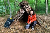 Mona mittendrin – Mona mittendrin Im Survival-Training Mona Vetsch vor ihrer selbstgebauten Notunterkunft 2022