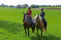 Anna und die Haustiere – Reitlehrerin Chrisi ist beim ersten Ausritt ganz nah bei Anna.