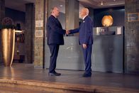 Heldt – Hauptkommissar Detlev Grün (Timo Dierkes, l.) ist zu einer Befragung ins renommierte Hotel "Goldene Taube" aufgebrochen, um mit dem dortigen Geschäftsführer Gerhard Kaiser (Pierre Siegenthaler, r.) über seine Angestellte Sabrina Bergmann zu sprechen.