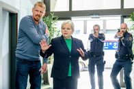 SOKO Donau – Major Max Herzog (Martin Gruber, l.) wird von Ludwig Pichler angeschossen, als dieser Gio Egger in Gewalt nimmt. Daneben stehen Oberst Henriette Wolf (Brigitte Kren, 2.v.l.) und zwei Polizisten (Komparsen, r.).