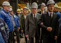 Sturköpfe – Sissi (Alwara Höfels) hat es geschafft: der erblindete Olssen (Peter Haber, M) lässt sich von seinem Sohn (Sönke Möhring, r) durch die Produktionshalle seines Unternehmens führen.