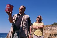 The Big Lebowski – Nehmen Abschied von ihrem Freund Donny: Jeff Lebowskis (Jeff Bridges, r.) und Walter Sobchak (John Goodman, l.) ...