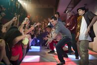 Dance Academy – Sammy (Tom Green) (m.) darf mit den South Dockers auf der Bühne tanzen.
