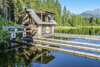 Heimatleuchten – Der Schuetze zielt auf das Spiegelbild im See, denn ein Treffer gilt nur, wenn die abgefeuerte Kugel vor dem Einschlag in die Zielscheibe das Wasser beruehrt hat, in Krakauschatten, Steiermark, Oesterreich.