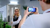 Sturm der Liebe – Caspar (Andreas Hagl, r. mit Tanja Lanäus, l.) dreht ein Video für seinen Onkel.