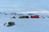Ice Road Rescue - Extremrettung in Norwegen – Mehrere Abschleppwagen stehen bereit, um die Rettung durchzuführen. (National Geographic for Disney)