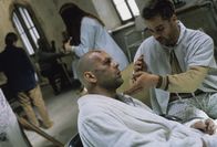 12 Monkeys – James Cole (Bruce Willis, l.); Jeffrey Goines (Brad Pitt, r.)
