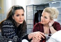 Sturm der Liebe – ARD STURM DER LIEBE FOLGE 1266 Uhr im ERSTEN. Tanja (Judith Hildebrandt, r.) spricht ihrer Freundin Eva (Uta Kargel, l.) Mut zu.