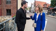Rote Rosen – Philip (Marc Schöttner, l.) lenkt widerwillig ein, als Amelie (Lara-Isabelle Rentinck, r.) ihn wegen seiner Investition emotional unter Druck setzt.