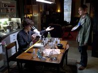 Sherlock – Bei der Arbeit lässt Sherlock Holmes (Benedict Cumberbatch, li.) sich nur ungern stören, nicht einmal seinem besten Freund Dr. Watson (Martin Freeman) schenkt er einen Blick.