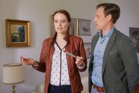 Die Rosenheim-Cops – Pathologin Sandra Mai (Sina Wilke, l.) teilt Kommissar Christian Bach (Patrick Kalupa, r.) ihre ersten Vermutungen zur Todesursache mit.