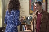 Speechless – Maya DiMeo (Minnie Driver, l.); Jimmy DiMeo (John Ross Bowie, r.)