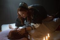 Salem – Noch glaubt Gloriana (Azure Parsons, l.), dass Anne (Tamzin Merchant, r.) ihr und Cottons Kind helfen will, doch Anne verfolgt einen ganz anderen Plan ...