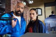neoriginal: Pumpen – Papis (Tino Führer) und Flora (Lo Rivera) sind irritiert. Mia und Tom verhalten sich seltsam.