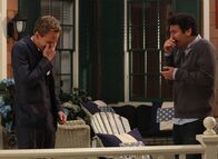 How I Met Your Mother – Während Barney (Neil Patrick Harris, l.) glaubt, dass Ted (Josh Radnor, r.), den Bro-Code gebrochen hat, erkennt Lily, dass sie die einzige weibliche Freundin von Robin ist ?
