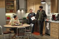 Two and a Half Men – Erhalten unerwarteten Besuch: Berta (Conchata Ferrell, M.), Alan (Jon Cryer, l.) und Walden (Ashton Kutcher, r.) ...