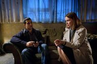 Die Ehre der Familie – Chief Inspector Caroline Goode (Keeley Hawes) befragt den Freund Rahmat Sulemani (Moe Bar-El) der vermissten Banaz Mahmod.
