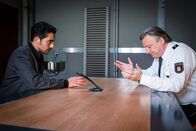 Notruf Hafenkante – Haller (Hannes Hellmann, r.) macht Nadim (Omar El-Saeidi, l.) klar, dass keiner seiner Männer sein Alibi bestätigt.