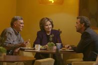 Dr. House – Kann einem Treffen mit seinen Eltern (R. Lee Ermey, l. und Diane Baker, M.) nicht länger aus dem Weg gehen: Dr. Gregory House (Hugh Laurie, r.)